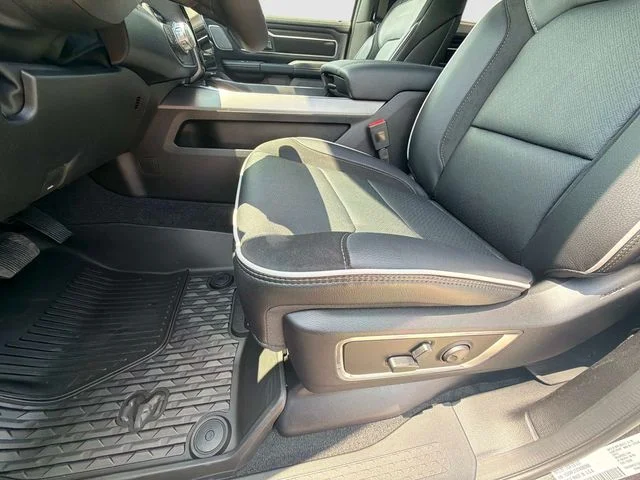 New 2026 Granite Crystal Metallic Clear-Coat Exterior Paint RAM Laramie image 19
