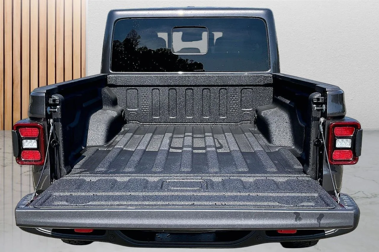 New 2026 Granite Crystal Metallic Clear-Coat Exterior Paint Jeep Rubicon X image 20