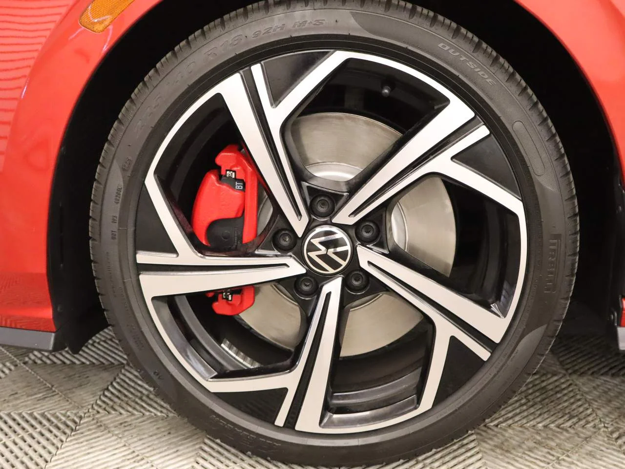 Certified Used 2025 Kings Red Metallic Volkswagen SE image 6