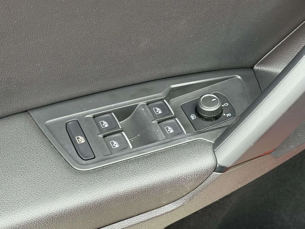 Used 2019 Orange Volkswagen 2.0T SE image 29