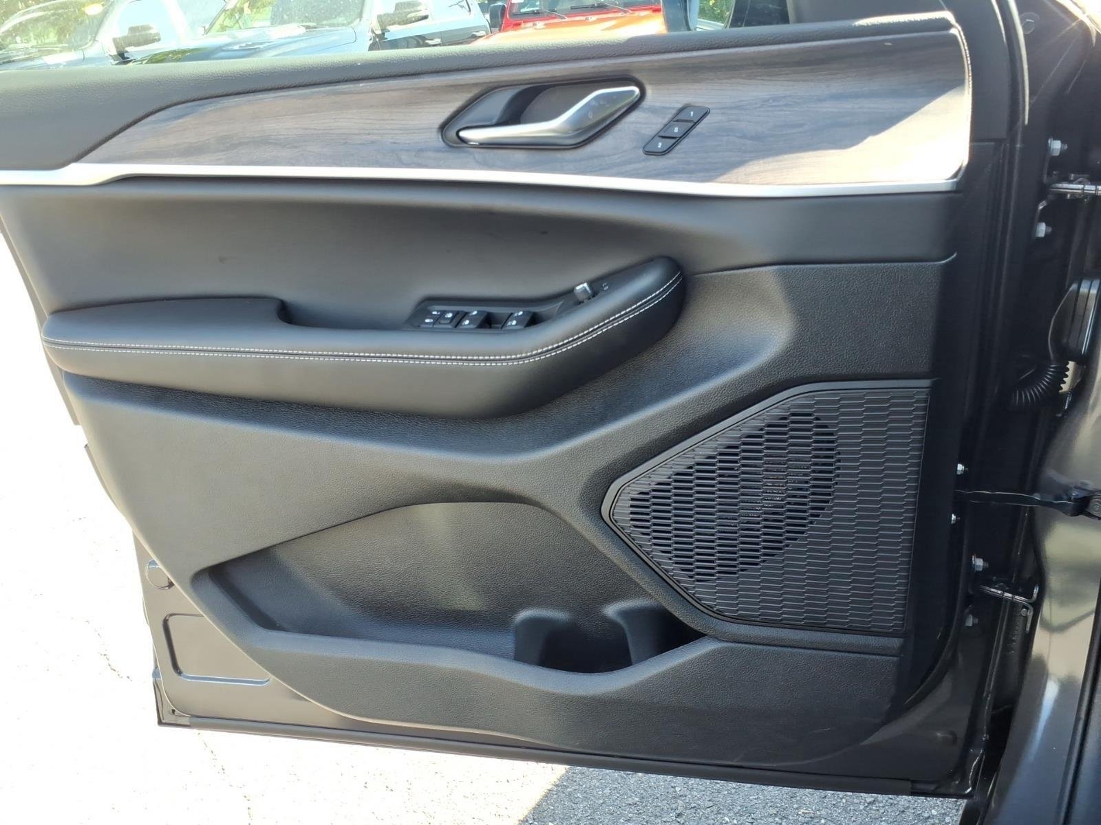 New 2026 Silver Zynith Jeep Laredo Altitude image 28