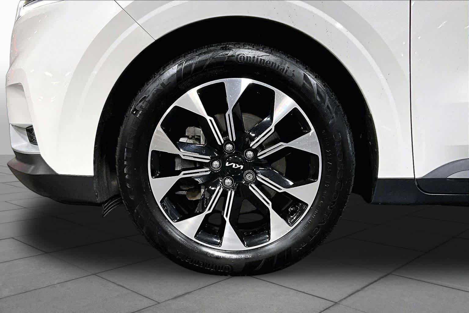 Used 2024 Snow White Pearl Kia EX image 11