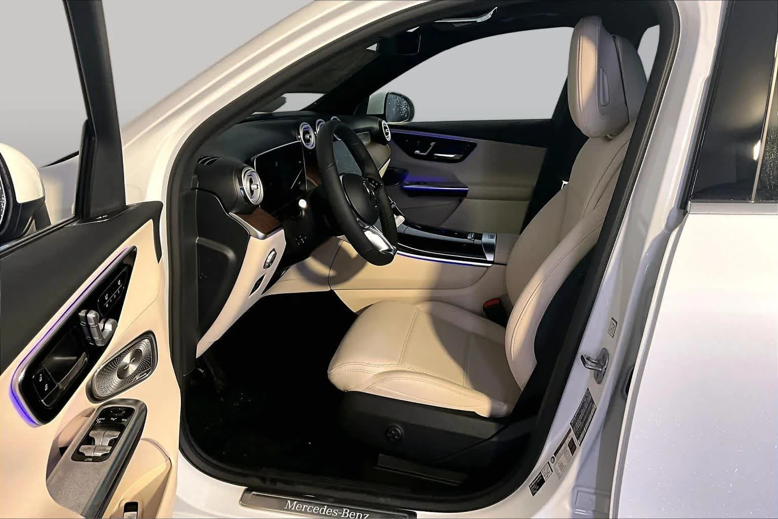 New 2026 MANUFAKTUR Moonlight White Metallic Mercedes-Benz GLC 300 image 13