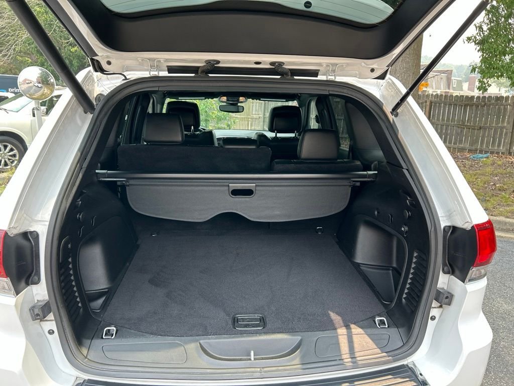 Used 2022 White Jeep Limited image 30