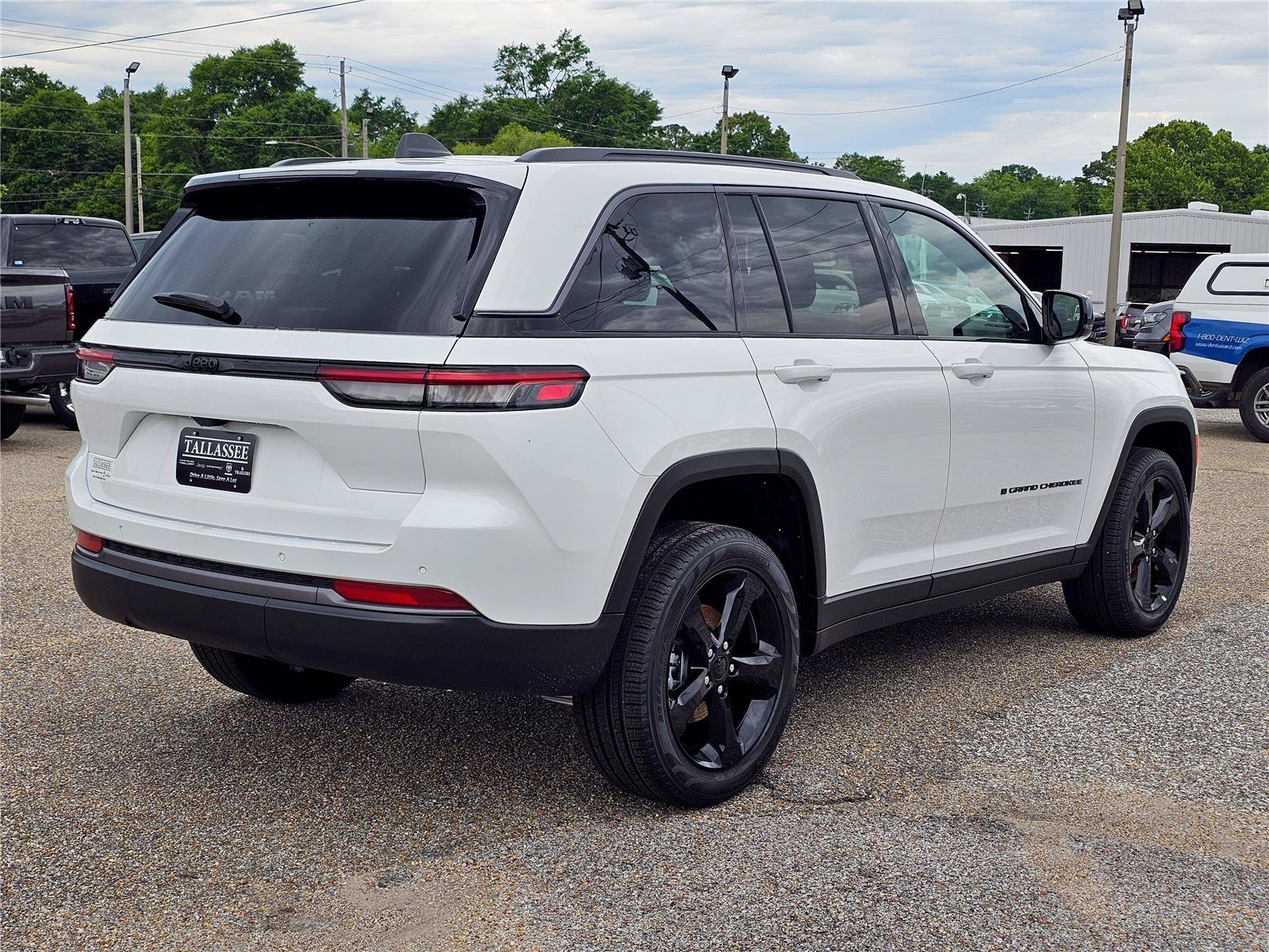 New 2026 Bright White Clear-Coat Exterior Paint Jeep Limited image 8