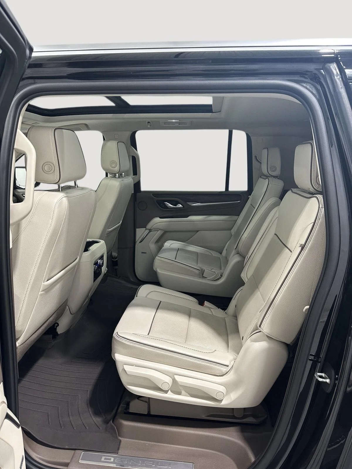 Used 2023 Onyx Black GMC Denali image 23
