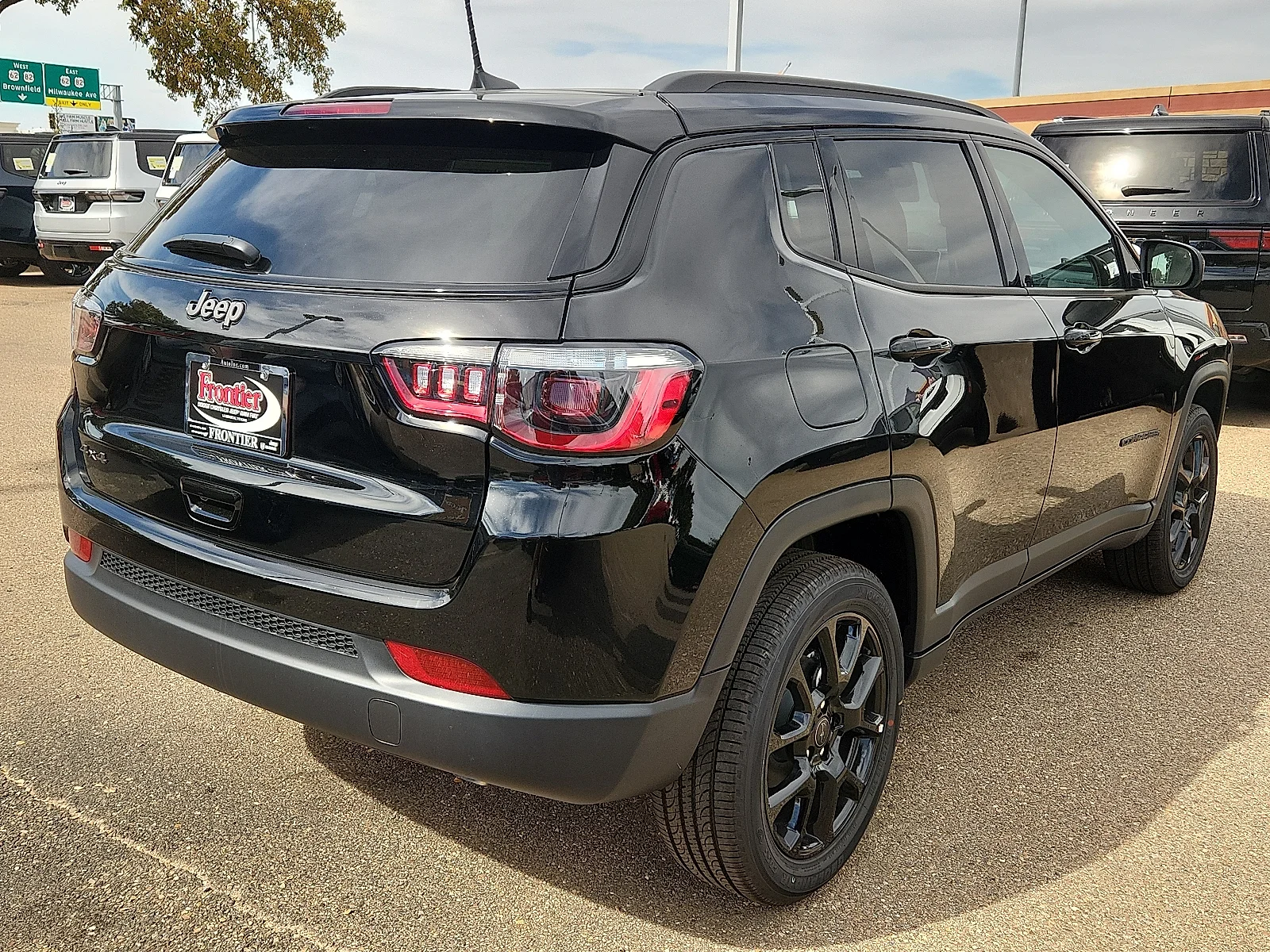 New 2027 Diamond Black Crystal Pearl-Coat Paint Jeep LATITUDE ALTITUDE 4X4 image 4