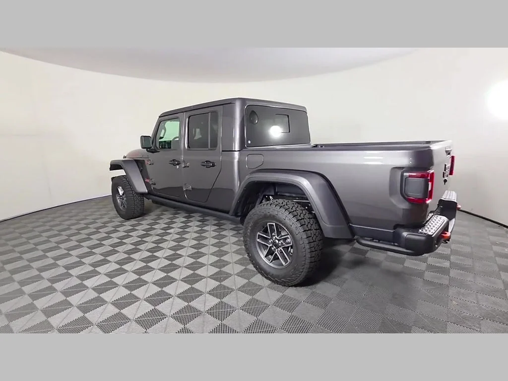 New 2026 Granite Crystal Metallic Clear-Coat Exterior Paint Jeep Mojave X image 33