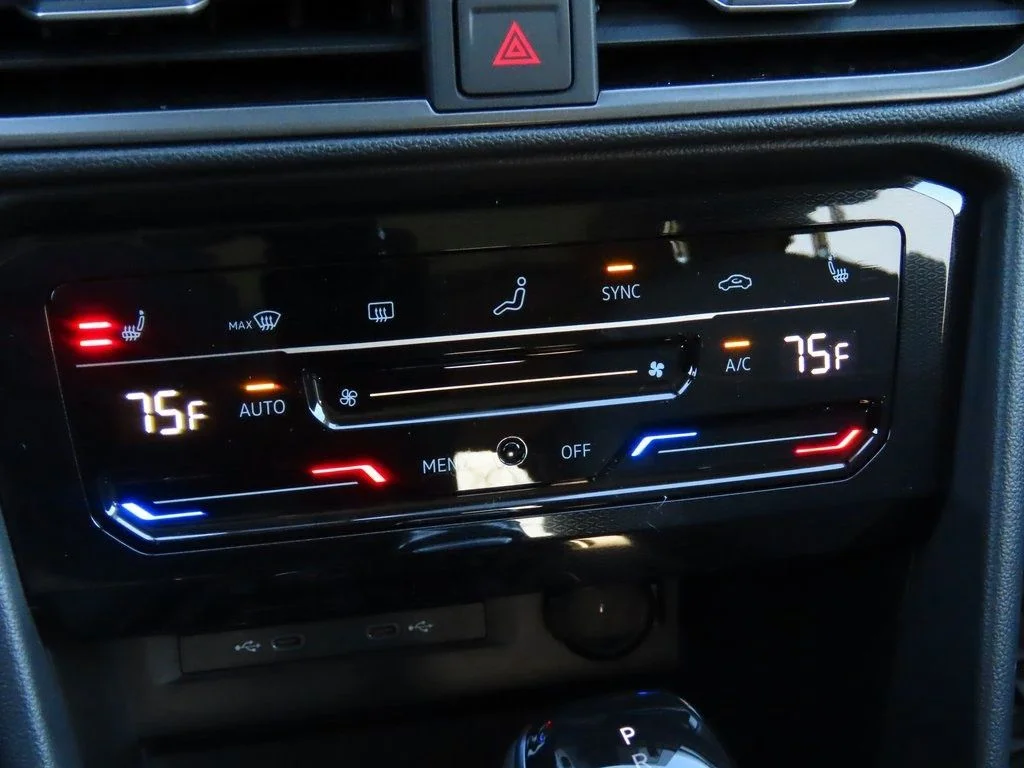2025 Volkswagen Taos SE Black - Photo 25