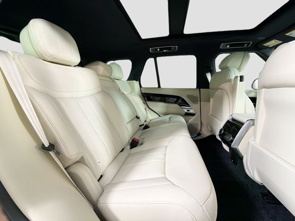 New 2026 Ostuni Pearl White Land Rover SE image 29
