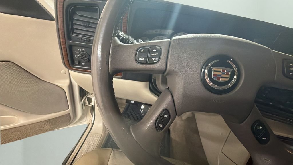 Used 2004 White Cadillac Base image 19