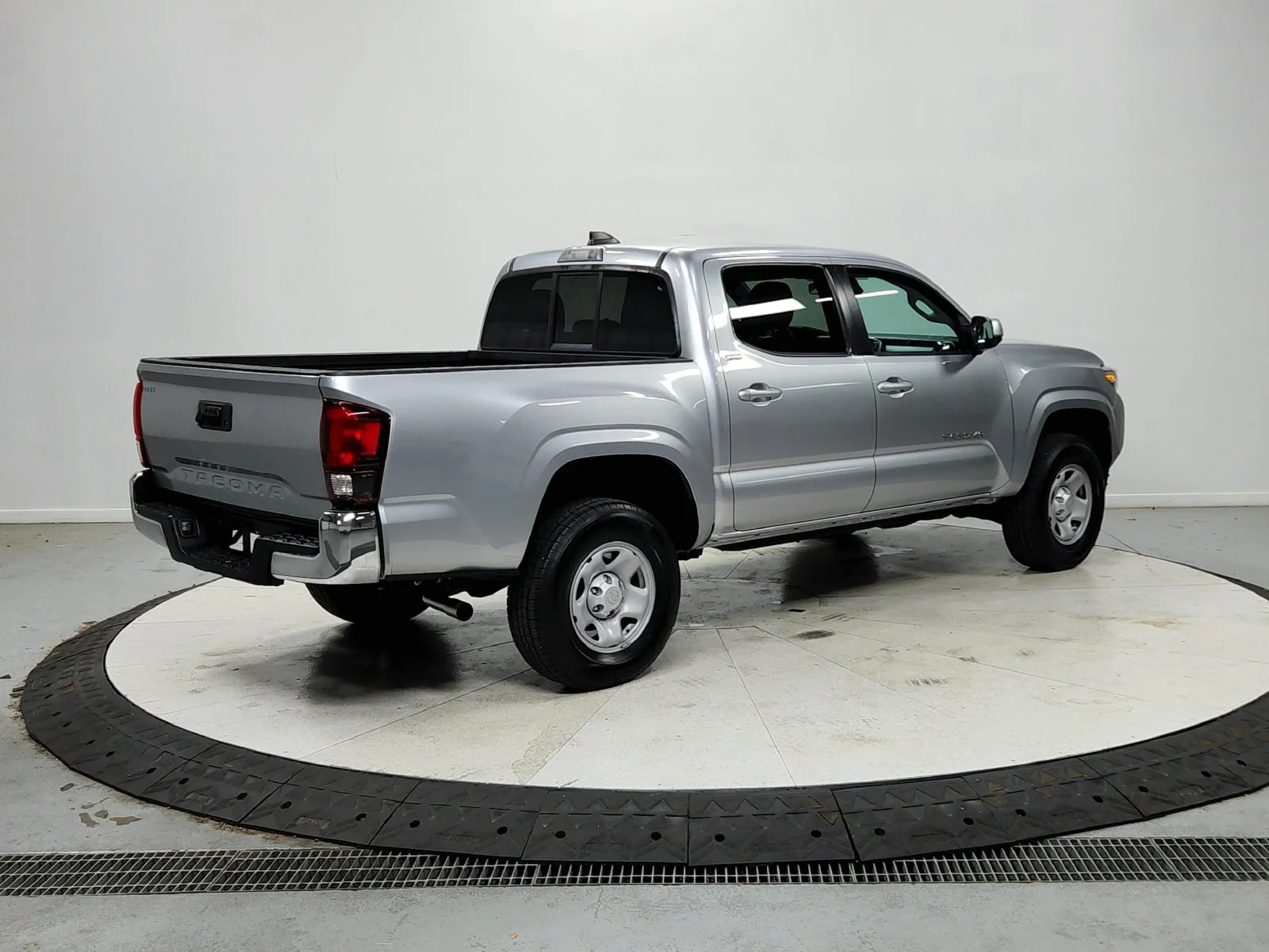 Used 2022 Silver Toyota SR5 image 8