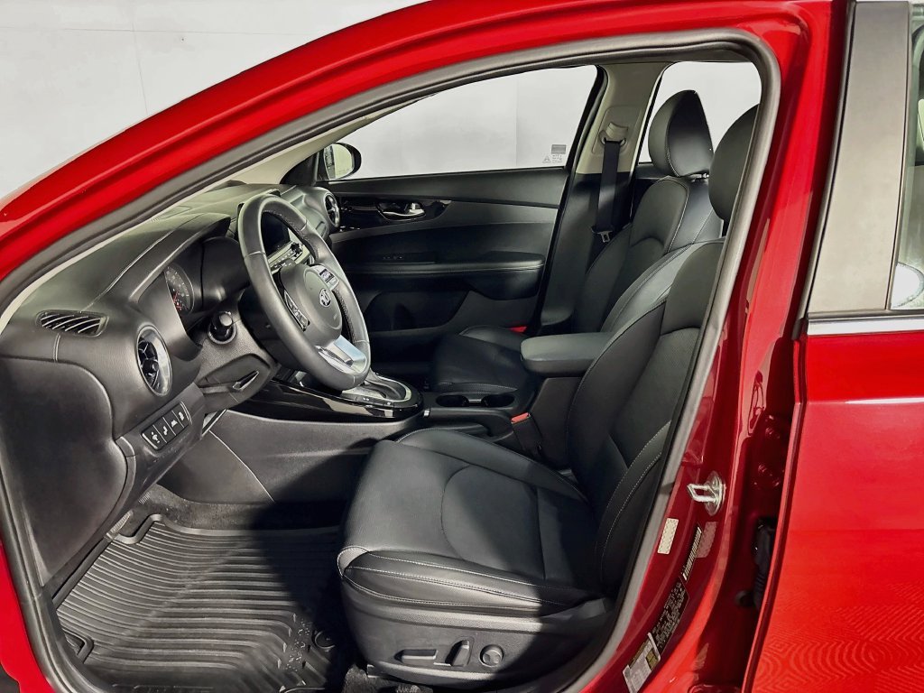 Used 2021 Currant Red Kia EX image 11