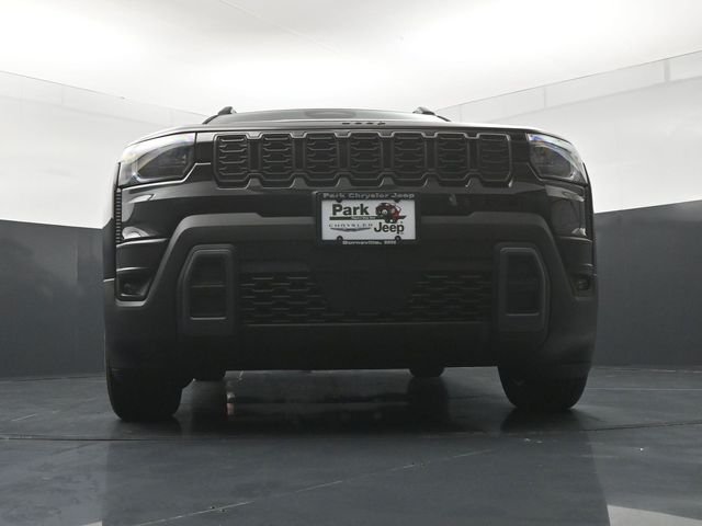 New 2026 Diamond Black Crystal Pearl-Coat Exterior Paint Jeep Laredo image 22