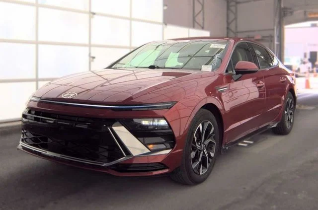 Used 2025 Red Hyundai SEL image 3