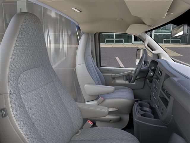 New 2025 Summit White Chevrolet 1WT image 17