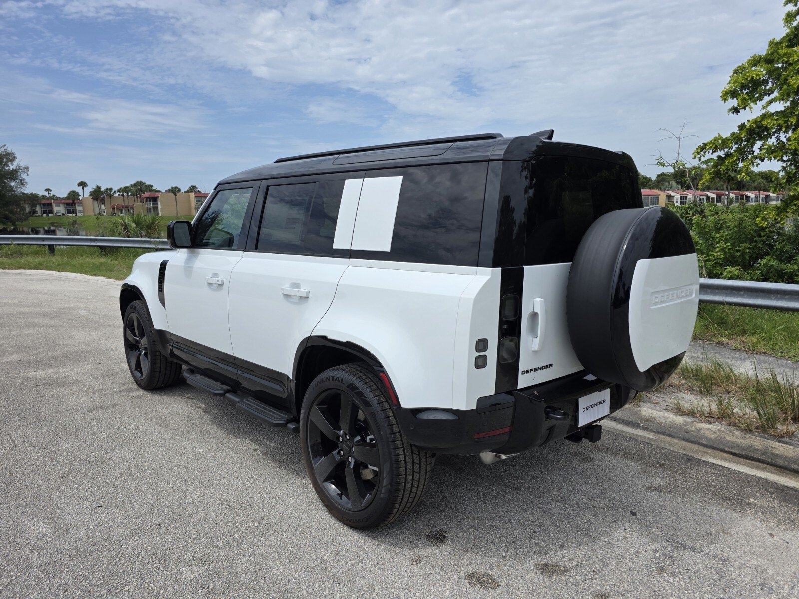 New 2026 Fuji White Land Rover P400 X-Dynamic SE image 2