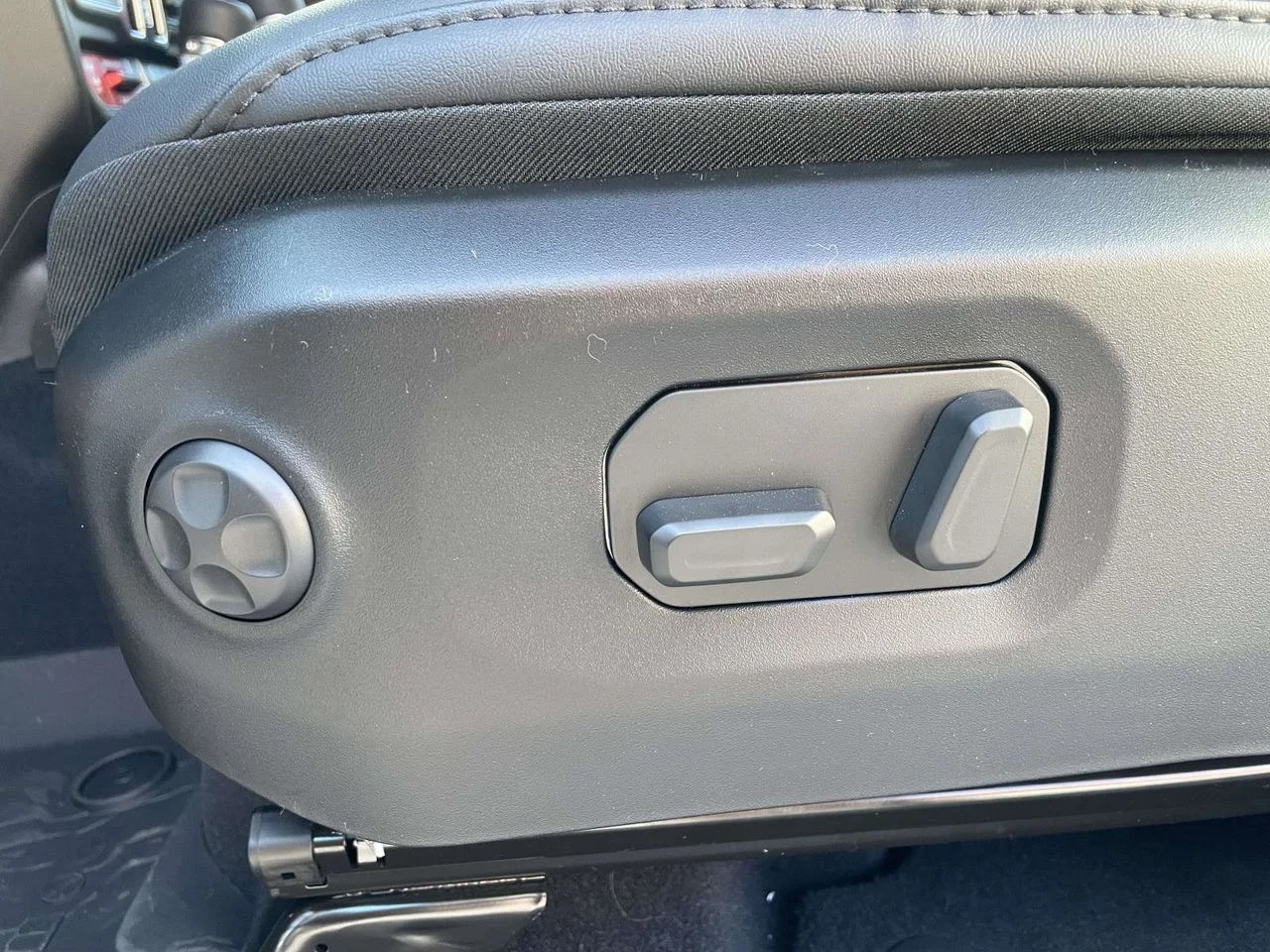 New 2026 Bright White Clear-Coat Exterior Paint Jeep Rubicon X image 26