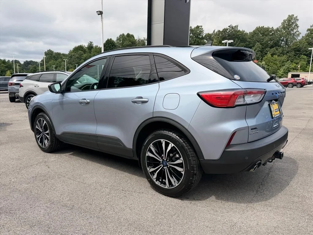 Used 2022 Blue Ford SEL image 5
