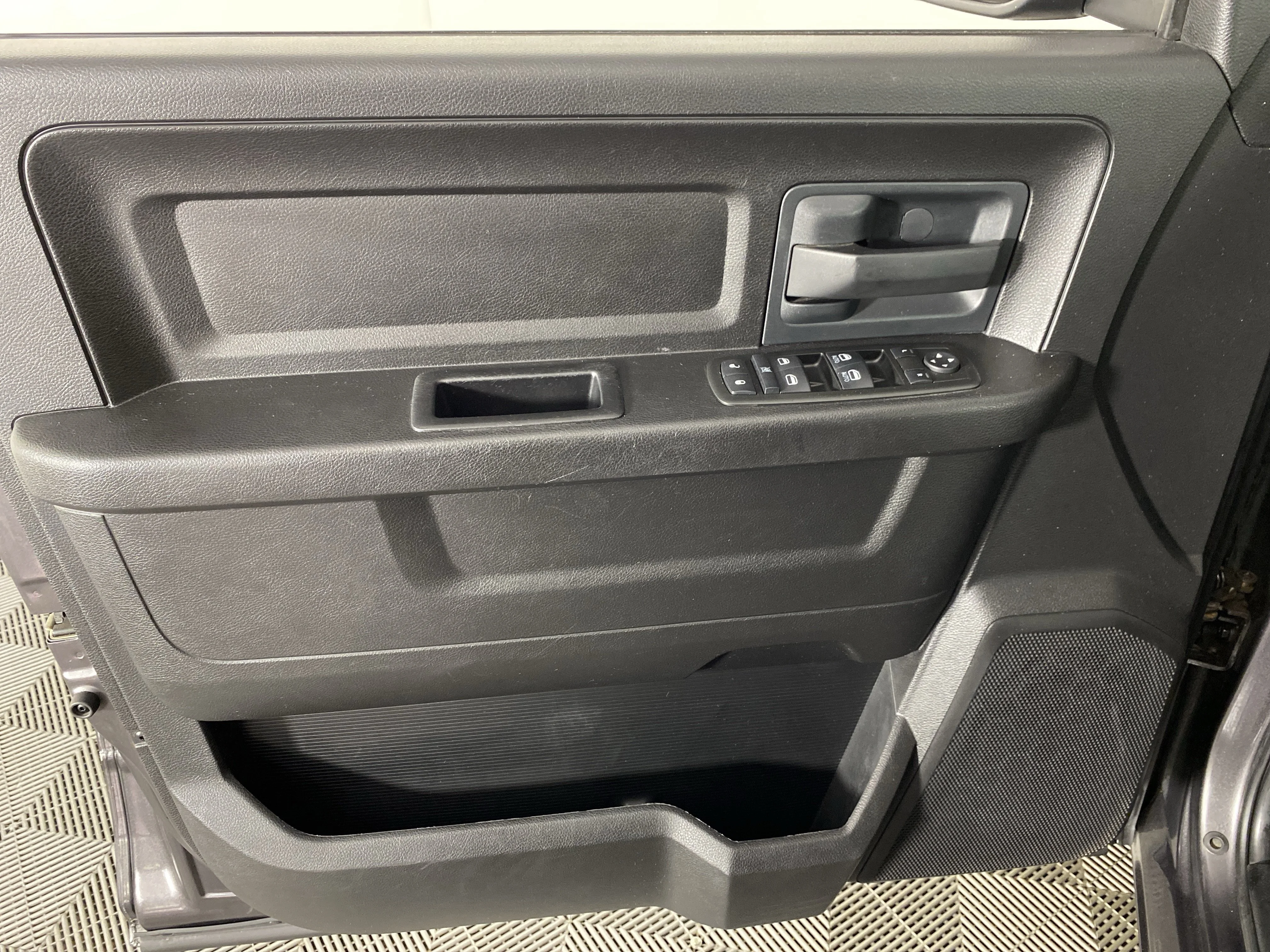 Used 2015 Granite Crystal Metallic Clearcoat Ram Express image 10