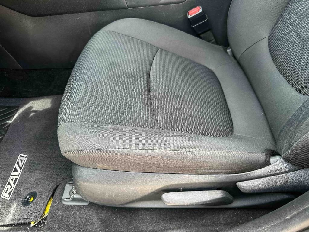2020 Toyota RAV4 LE - Photo 15