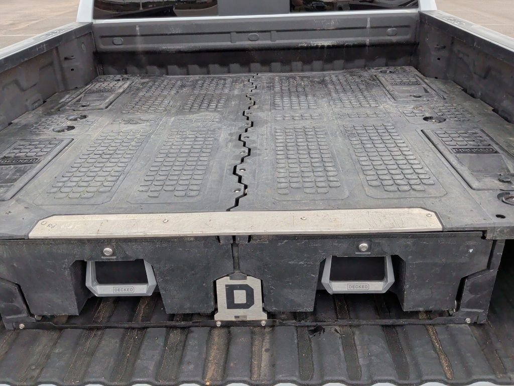 Used 2024 White GMC AT4 image 44