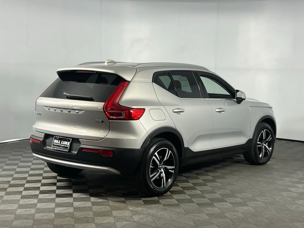 2025 Volvo XC40 Core photo 2