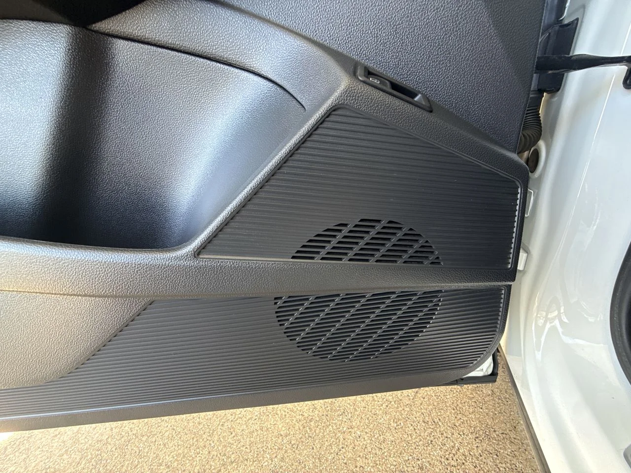 Used 2024 Pure White Volkswagen SE w/ Sunroof image 24