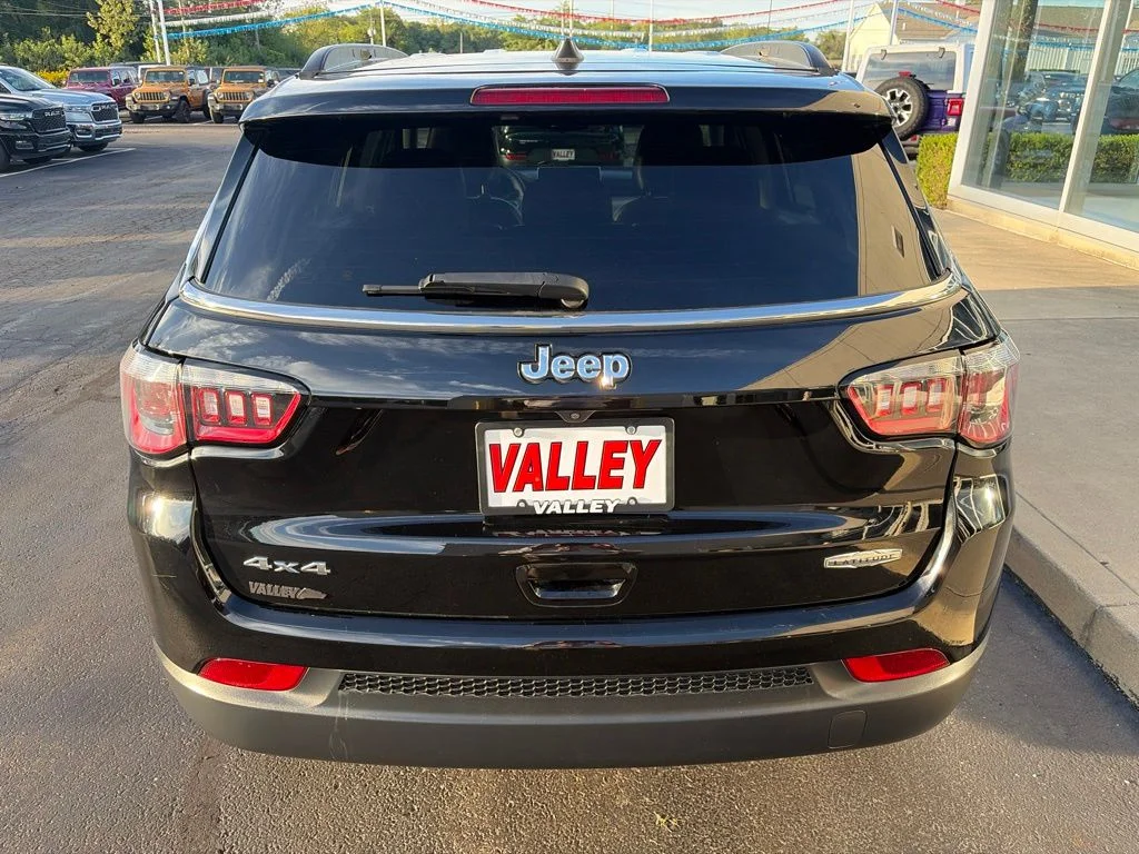 Used 2022 Black Jeep Latitude image 6