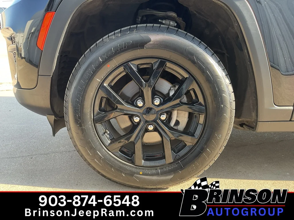Used 2024 Diamond Black Crystal Pearlcoat Jeep Altitude image 15