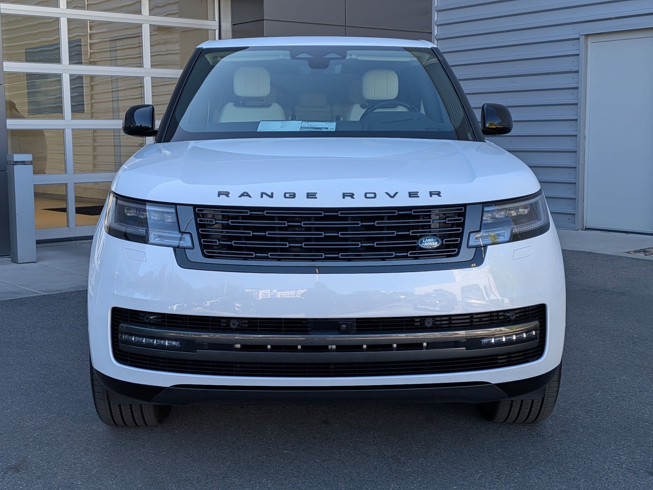 New 2026 Ostuni Pearl White Land Rover P530 SE 7 Seat image 2