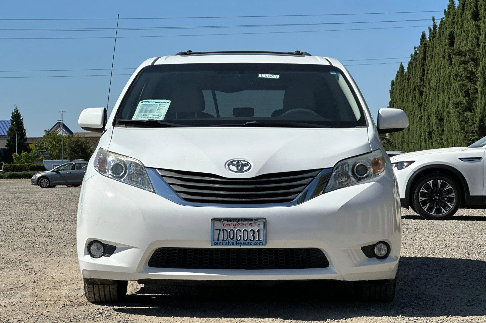 Used 2014 Super White Toyota XLE 8-Passenger image 9