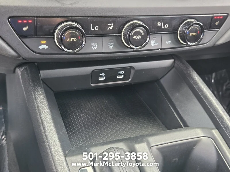 Used 2025 Solar Silver Metallic Honda SE CVT image 20