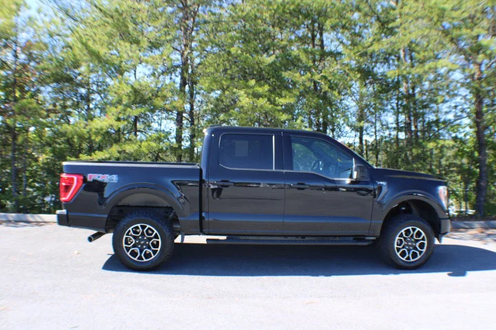 Used 2022  Ford LARIAT 4WD image 2