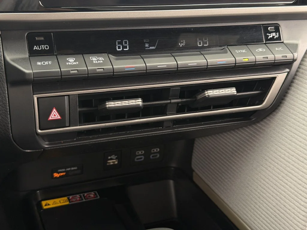 Used 2025  Toyota SE image 22