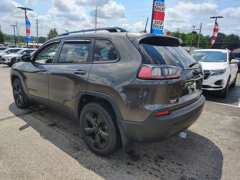 Used 2019 Gray Jeep Latitude Plus image 6