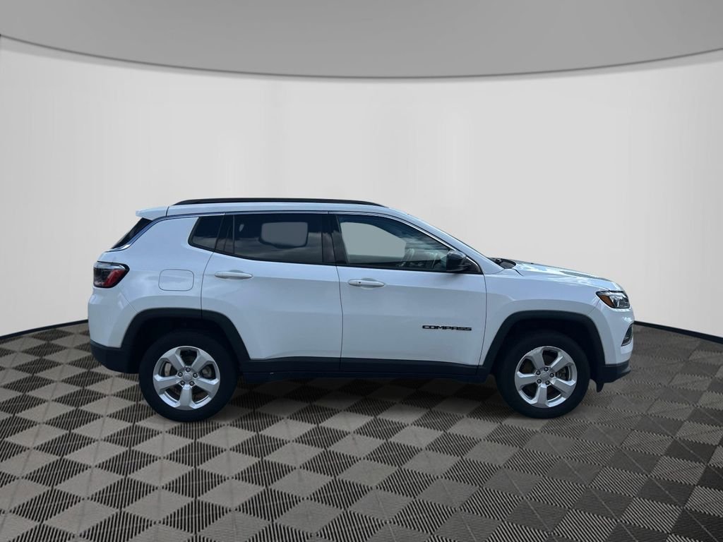 Used 2022 White Jeep Latitude image 6