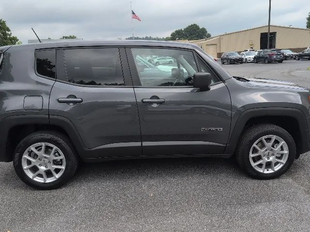Used 2023 Gray Jeep Latitude image 10