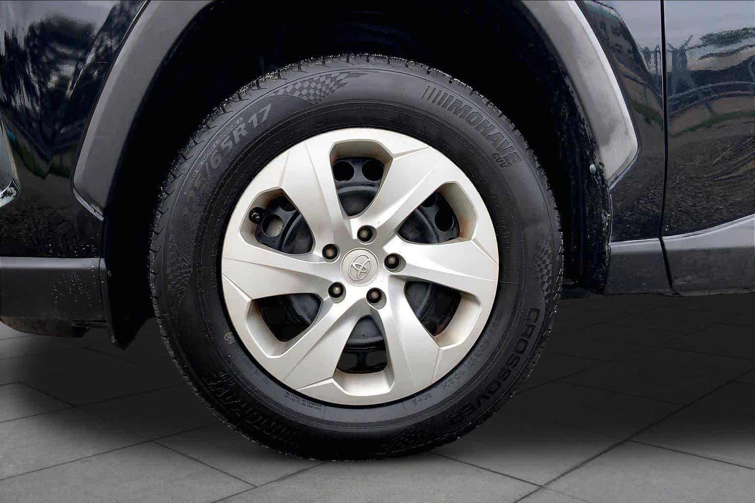 Used 2021 Midnight Black Metallic Toyota LE image 11