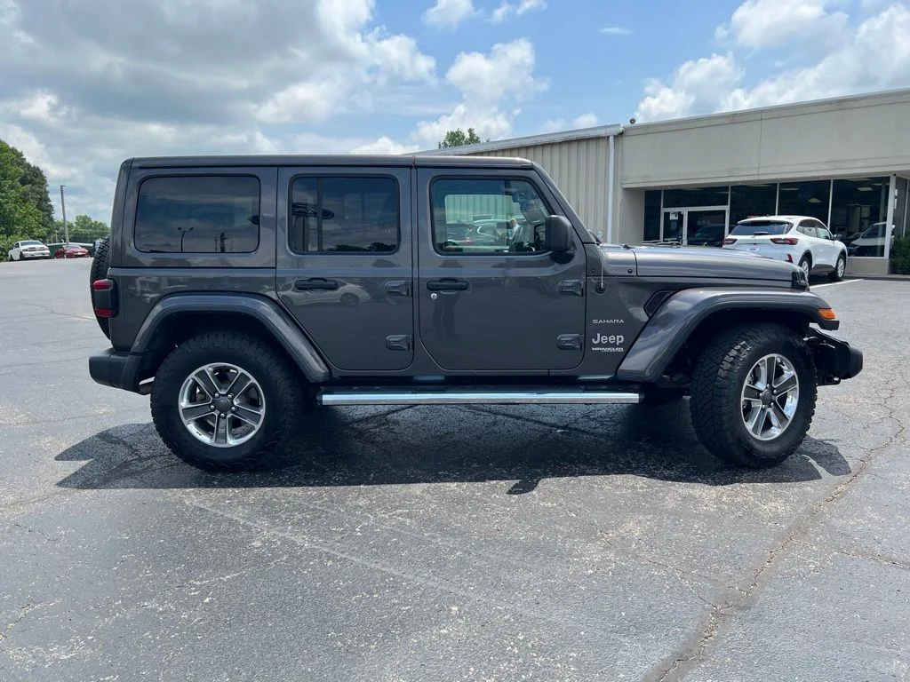 Used 2018 Granite Crystal Clearcoat Metallic Jeep Unlimited Sahara image 2