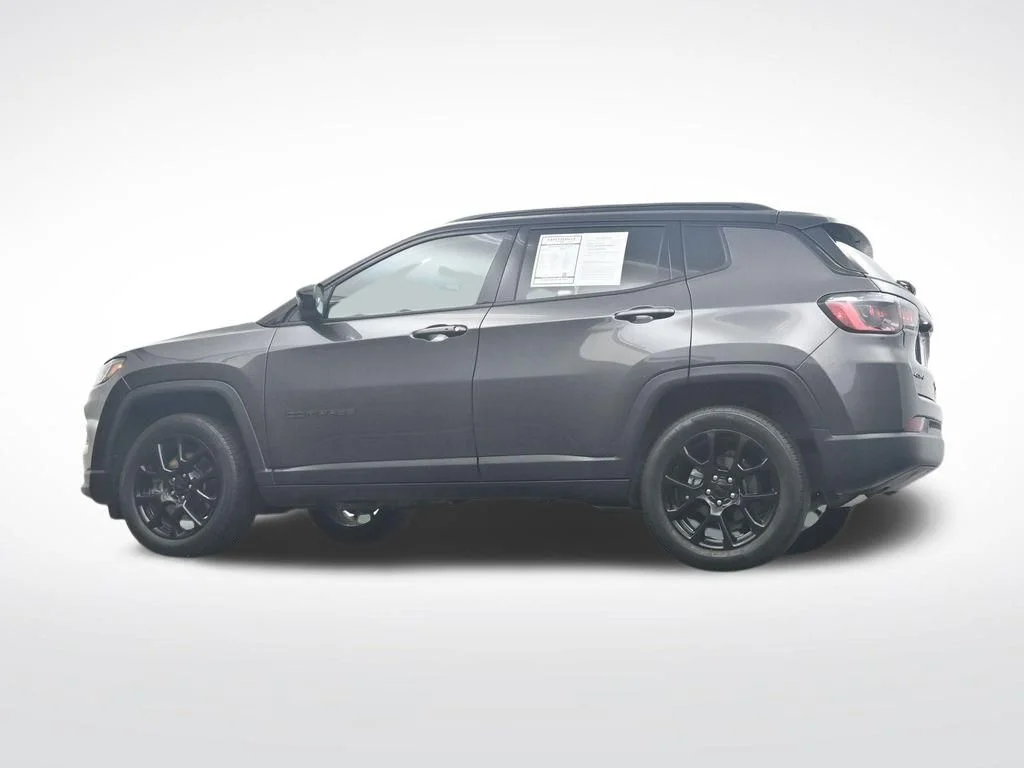 Used 2024  Jeep Latitude image 36