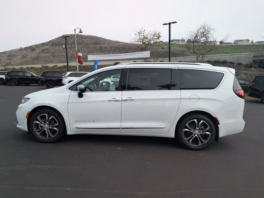 New 2026 Bright White Clear-Coat Exterior Paint Chrysler Pinnacle image 8