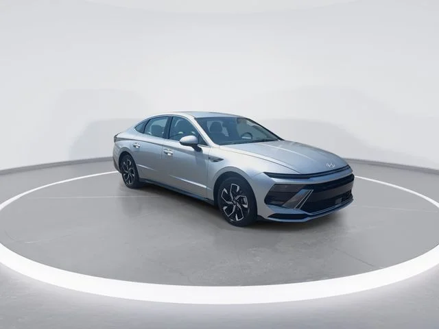 Used 2025 Silver Hyundai SEL image 3