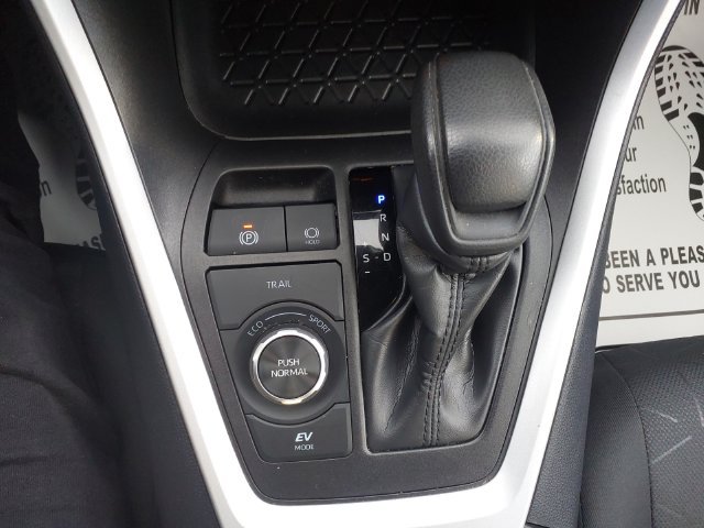 Used 2025 White Toyota XLE image 18