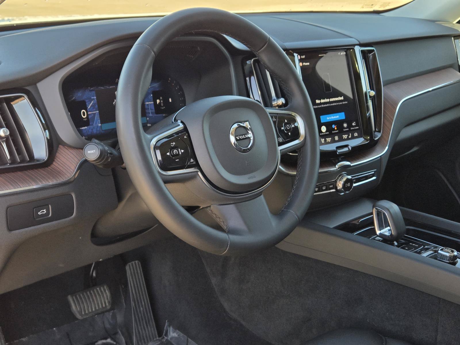 Used 2024 Crystal White Metallic Volvo Plus Dark Theme image 27