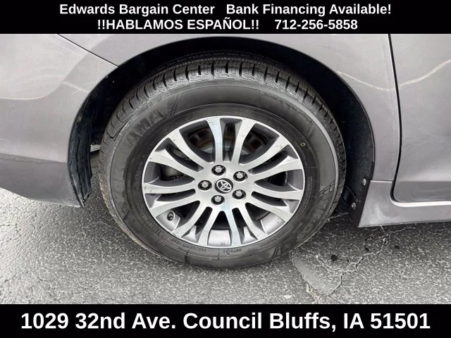 Used 2019 Gray Toyota XLE Premium image 9