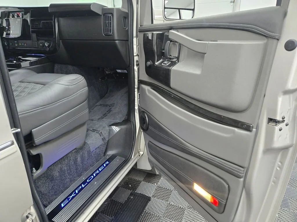2023 GMC Savana Cargo Work Van - Photo 34