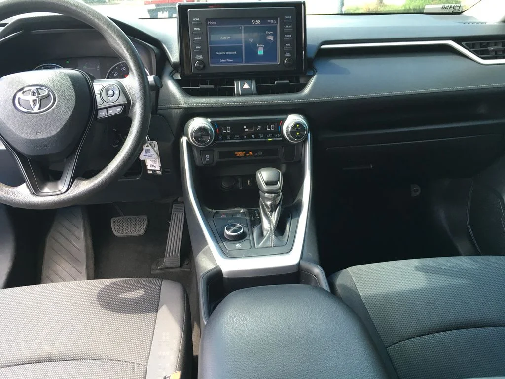 2019 Toyota RAV4 LE - Photo 24