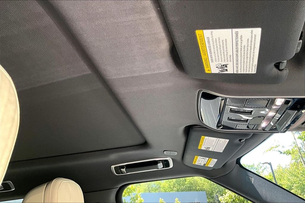 Used 2025 White Land Rover SE image 17