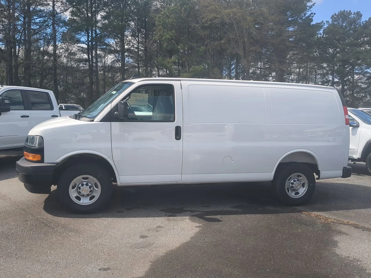 New 2025 Summit White Chevrolet WT image 5